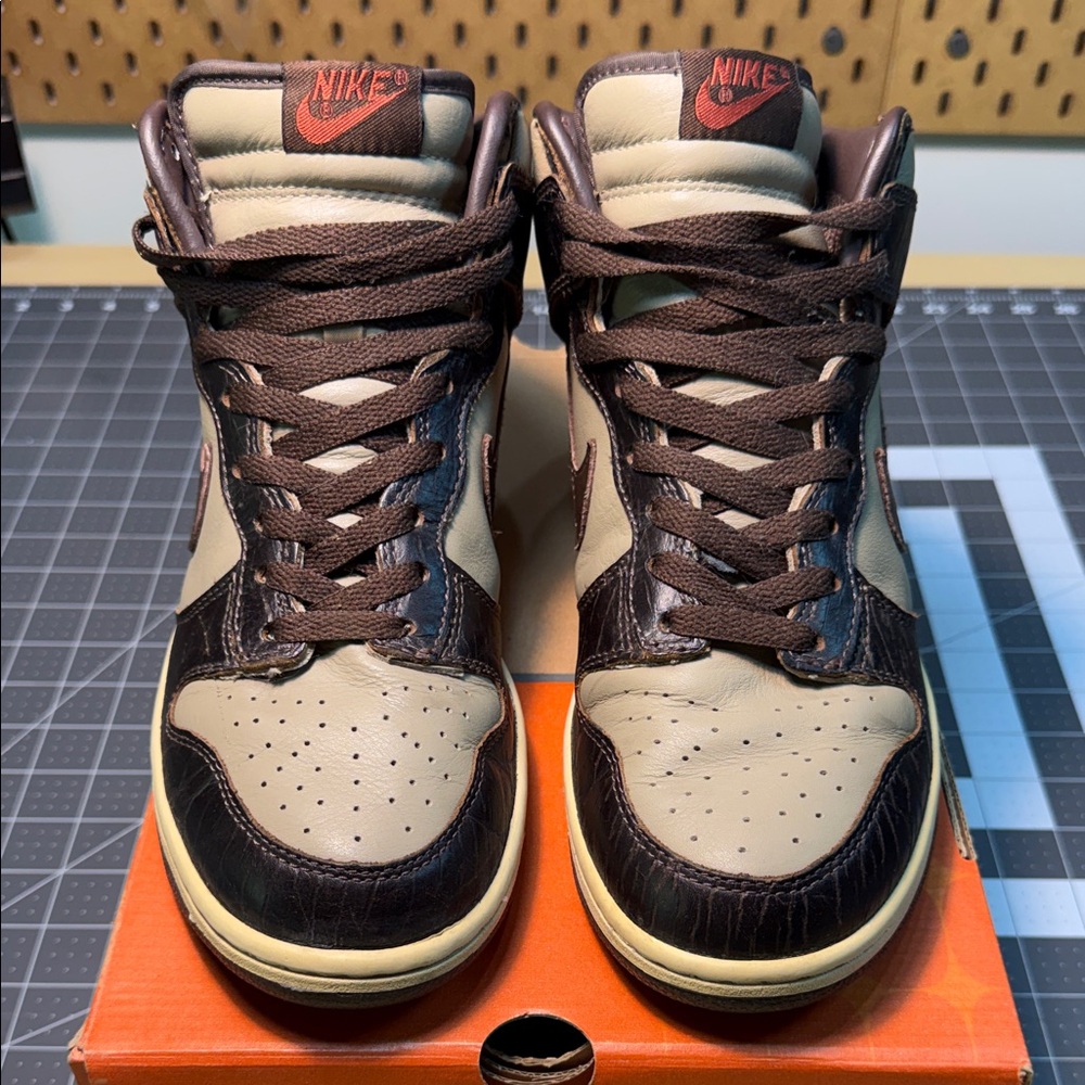 NIKE DUNK HIGH PREMIUM 
KHAKI/BAROQ BROWN-KHAKI-LT
306968-221